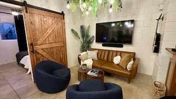 Smart TV, books, stereo, offices