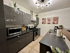 Fridge, microwave, oven, stovetop - 4 Min Walk to Beach & Restaurants (Manhattan Beach)