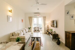 50-inch Smart TV with digital channels, books - Horizon 1BHK Suite by Da Alohas (Nerul)