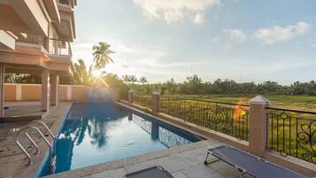 Ulkouima-allas, aurinkotuoleja