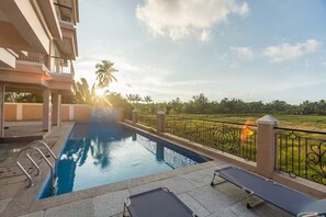 Outdoor pool, pool loungers - Horizon 1BHK Suite by Da Alohas (Nerul)