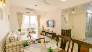 En 50-tommers smart-TV med digitale kanaler samt bøker