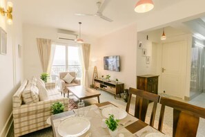 50-inch Smart TV with digital channels, books - Horizon 1BHK Suite by Da Alohas (Nerul)