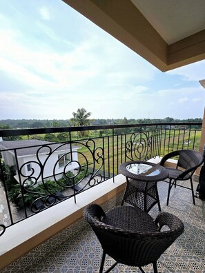 Apartamento superior, vistas a la piscina | Balcón