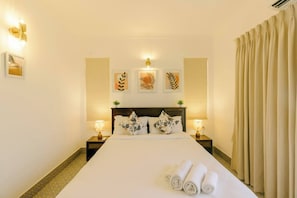 Superior Apartment, Pool View | Egyptian cotton sheets, premium bedding, blackout drapes
