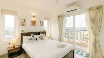 Superior-huoneisto, näköala uima-altaalle | Egyptinpuuvillaiset lakanat, ylelliset vuodevaatteet, pimennysverhot