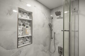 Ducha, secador de pelo, toallas, jabón