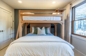 3 soverom, skrivebord, strykejern/-brett og reiseseng for barn