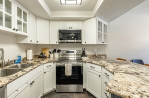 Kjøleskap, mikrobølgeovn, ovn og kokeplater