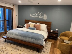 3 chambres, bureau, fer et planche à repasser, lit de bébé portatif