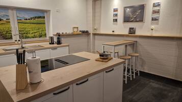 Kjøleskap, ovn, kokeplater og oppvaskmaskin