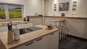 Fridge, oven, stovetop, dishwasher