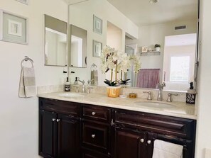 Whirlpool, Haartrockner, Handtücher, Seife