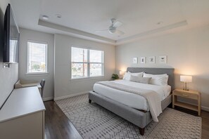 3 habitaciones, escritorio y tabla de planchar con plancha 