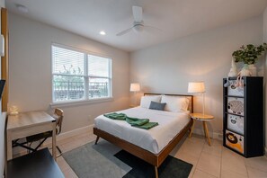 3 makuuhuonetta, työpöytä, silitysrauta/-lauta, vauvan matkasänky