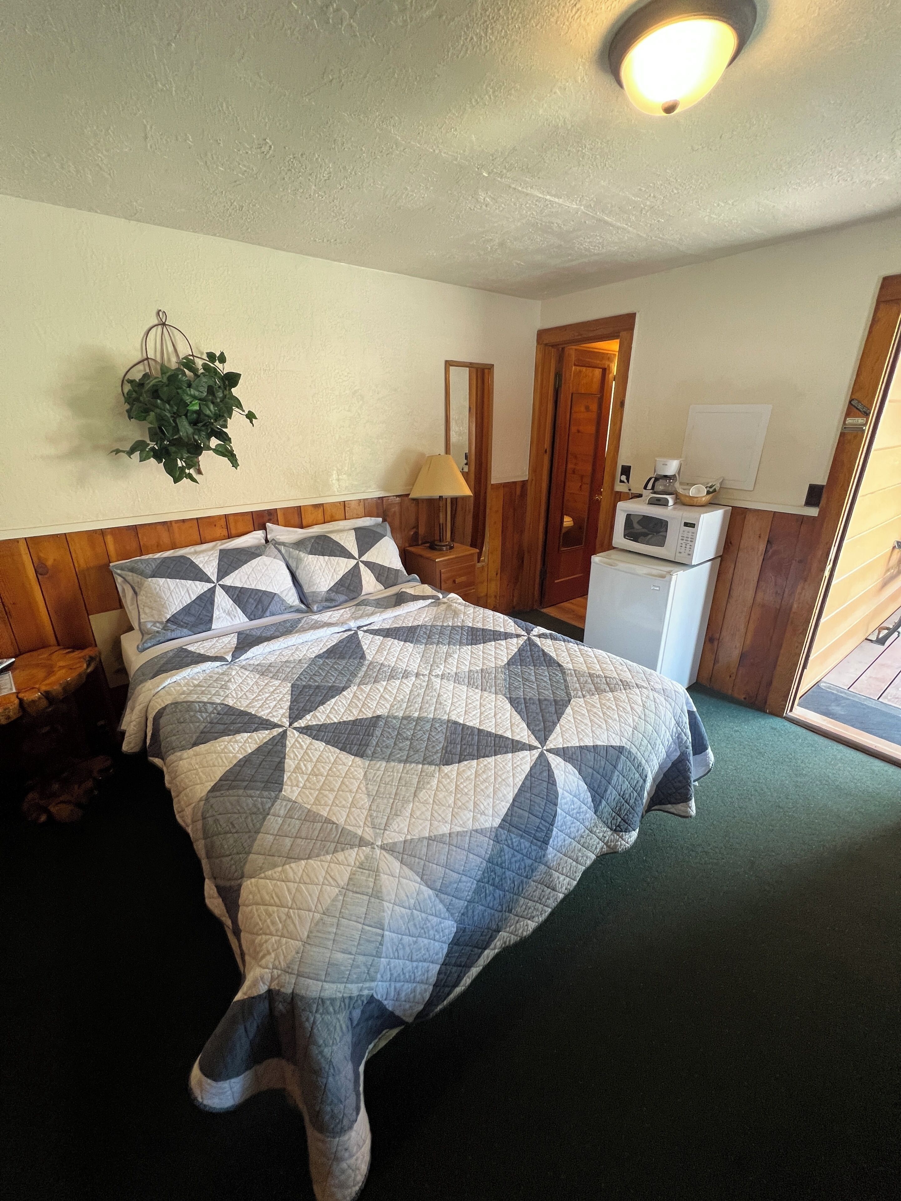 Single Room, 1 Queen Bed | Free WiFi, bed sheets