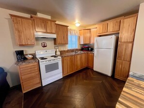 Family Mobile Home | Private kitchen - Pioneer Motel  (West Yellowstone)