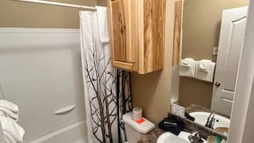Suite | Bathroom | Towels, soap, shampoo, toilet paper