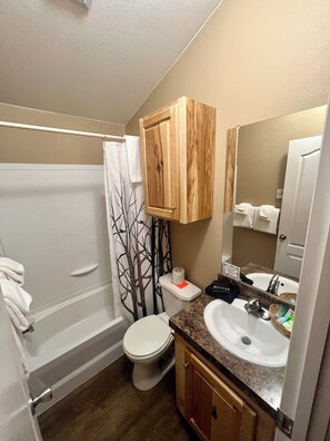 Suite | Bathroom | Towels, soap, shampoo, toilet paper - Pioneer Motel  (West Yellowstone)