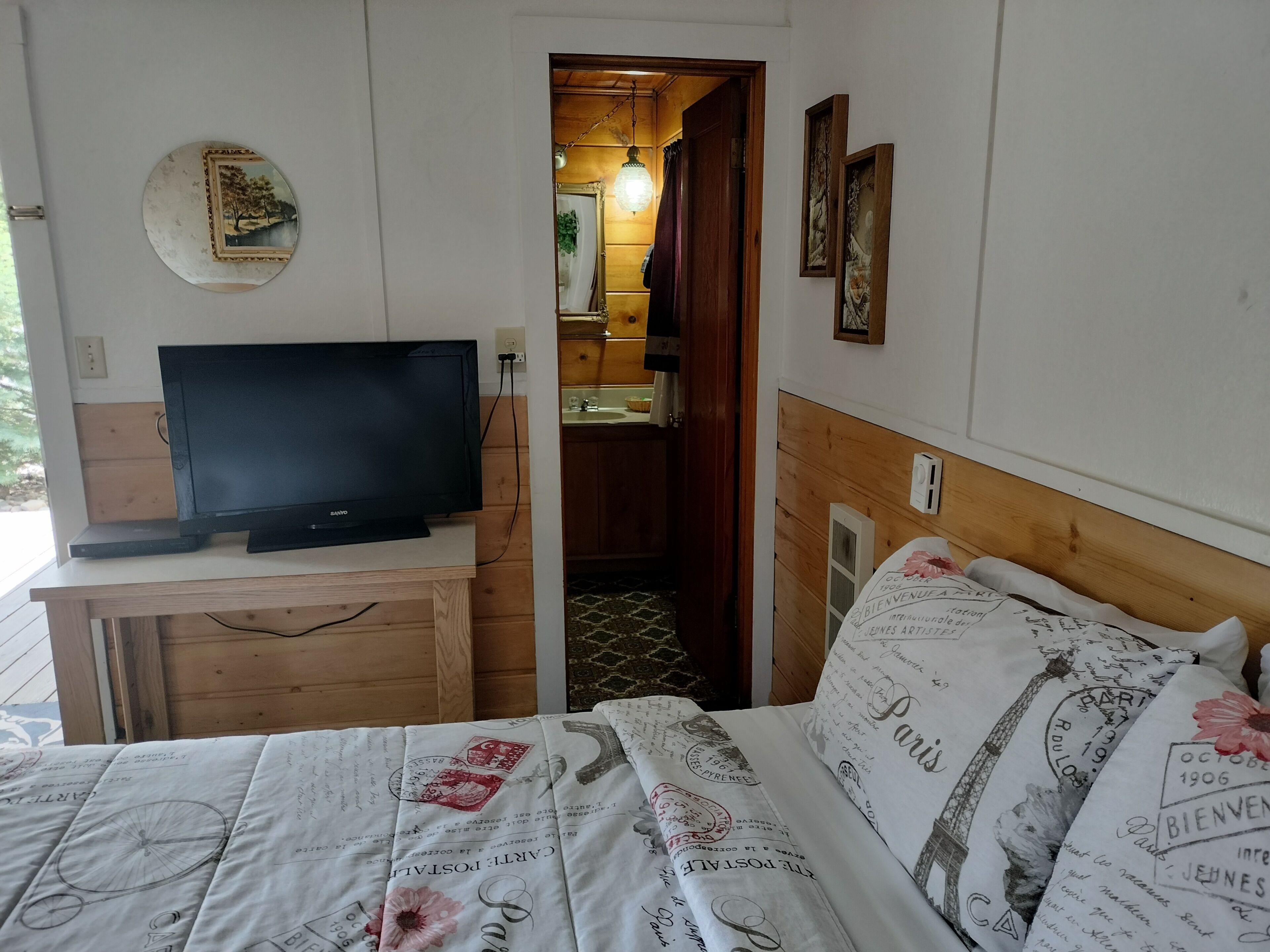 Economy Single Room, 1 Queen Bed | Free WiFi, bed sheets