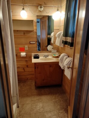 Single Room | Bathroom | Towels, soap, shampoo, toilet paper - Pioneer Motel  (West Yellowstone)