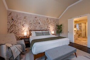 3 bedrooms, desk, iron/ironing board, travel crib