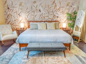 3 habitaciones, escritorio y tabla de planchar con plancha 