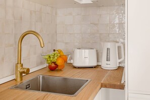Fridge, oven, stovetop, dishwasher