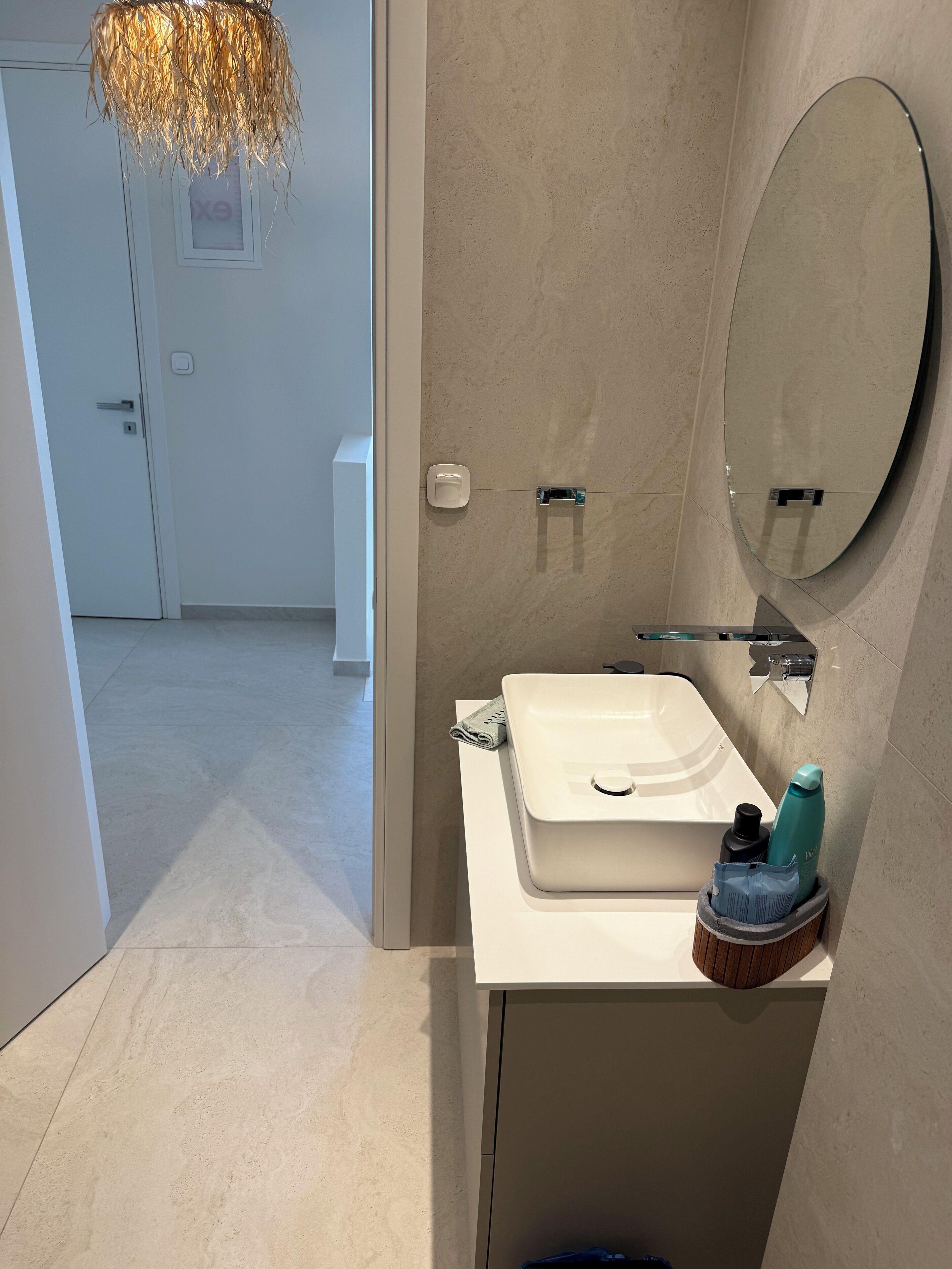 Een haardroger, handdoeken, zeep, toiletpapier