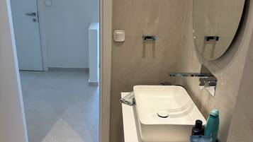 Een haardroger, handdoeken, zeep, toiletpapier