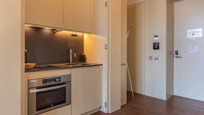 Et moderne køkken med indbyggede apparater, en vask og en bordplade.