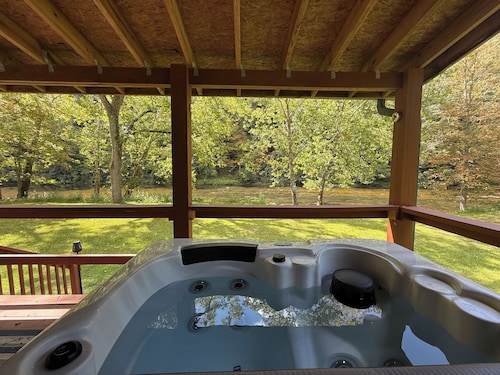 Private Creekside Cabin for 2; Hot Tub, Waterfall Hike, Wi-Fi, Fire Pit