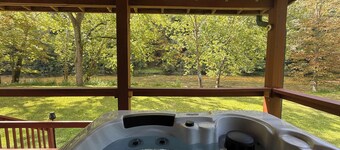 Private Creekside Cabin for 2; Hot Tub, Waterfall Hike, Wi-Fi, Fire Pit