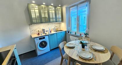 Ideal city stay 1BR near train station