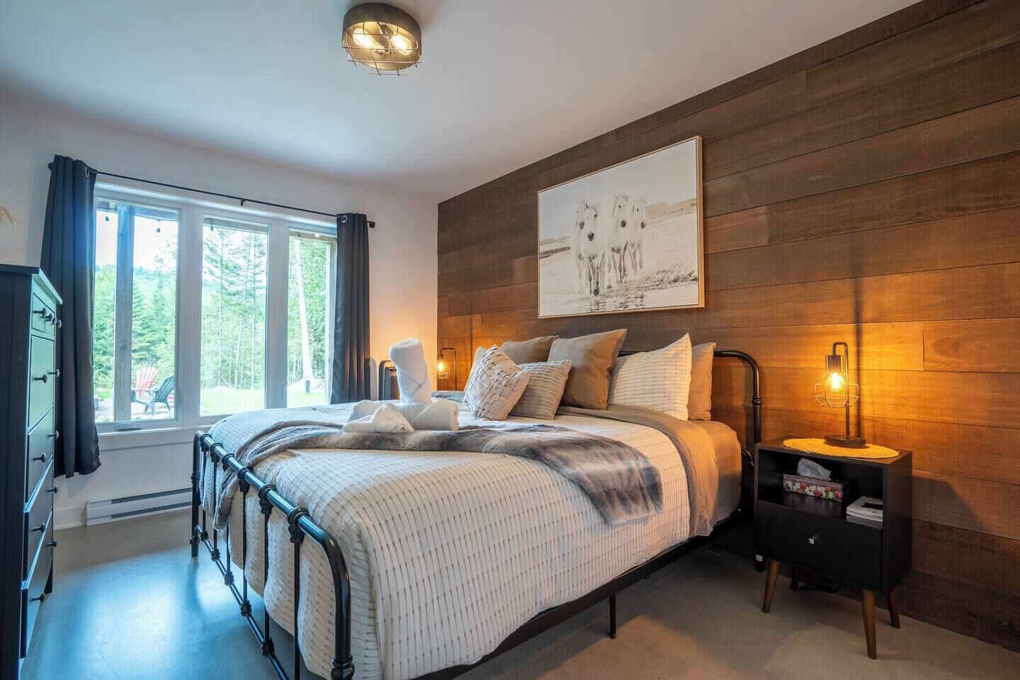 3 bedrooms, iron/ironing board, WiFi (free), bed sheets
