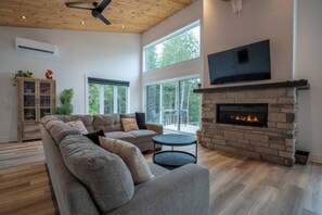 Televisie en een open haard