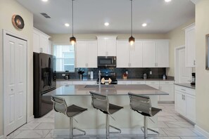 冷蔵庫、電子レンジ、オーブン、コンロ