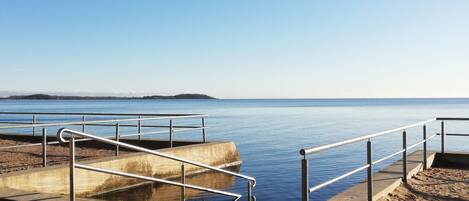 Una spiaggia nelle vicinanze