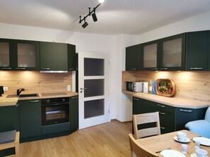 Kühlschrank, Mikrowelle, Ofen, Herdplatte