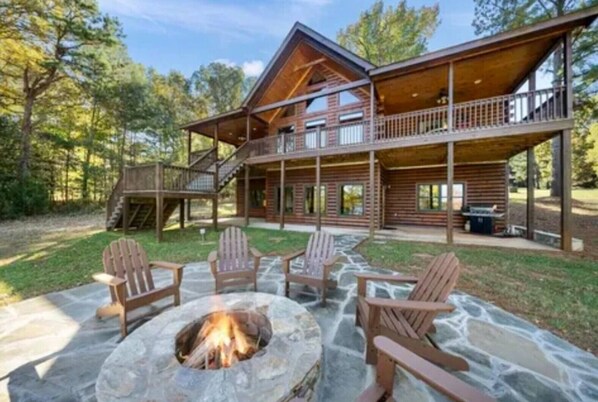 Terrace/patio - You and Me on the Dock: Log Cabin on Lake Gaston (Boydton)