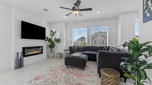 Een smart-tv, een open haard en een printer