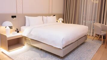 ميني بار وخزنة داخل الغرفة ومكتب ومساحة عمل للكمبيوتر المحمول