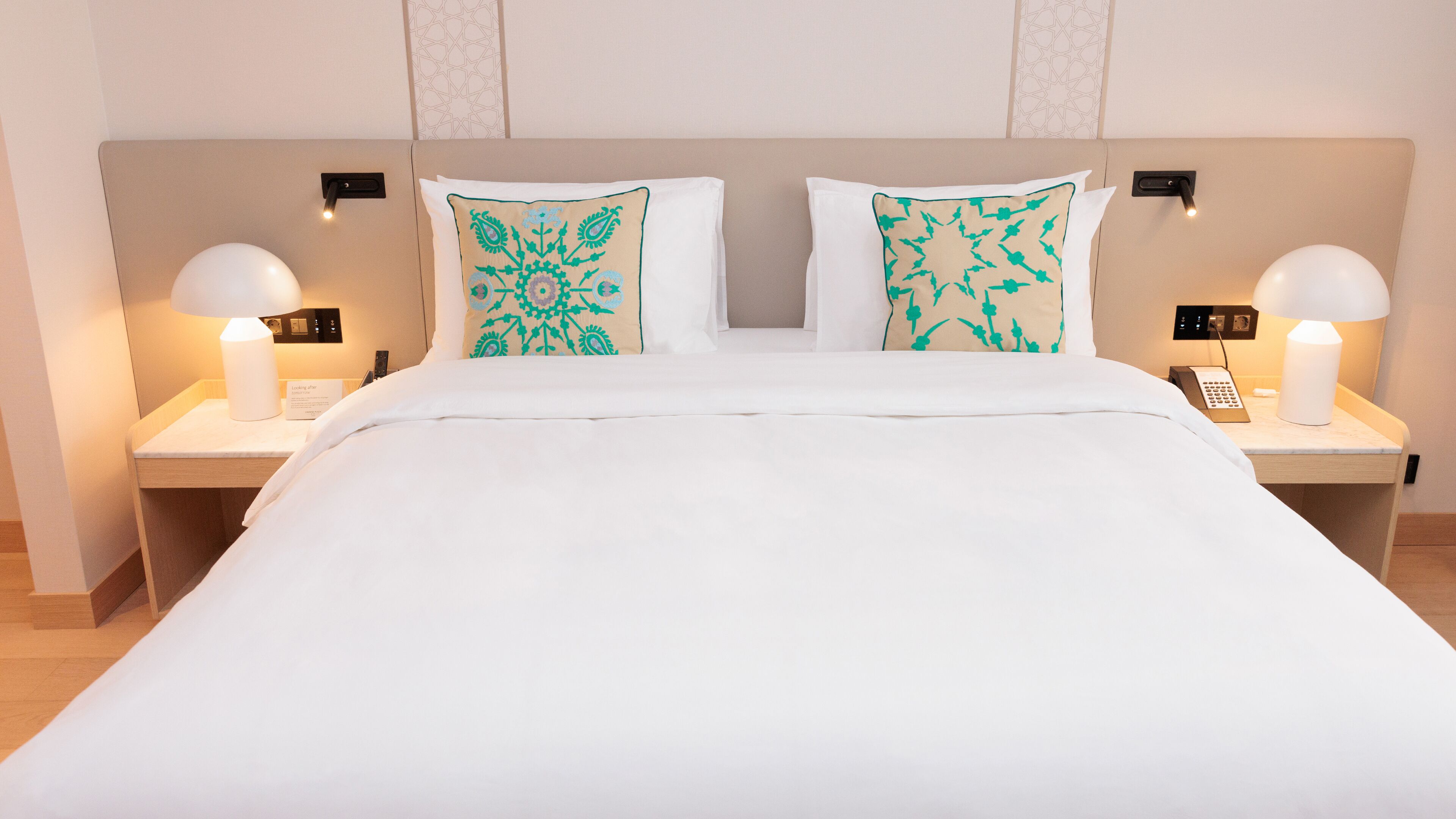 Rom – premium, 1 enkeltseng, hjørnerom | Minibar, safe på rommet, skrivebord og skrivebord for bærbar PC