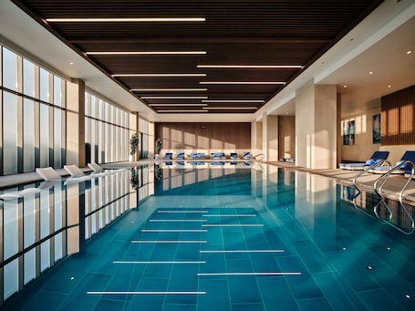 Una piscina techada. Crowne Plaza Dushanbe by IHG