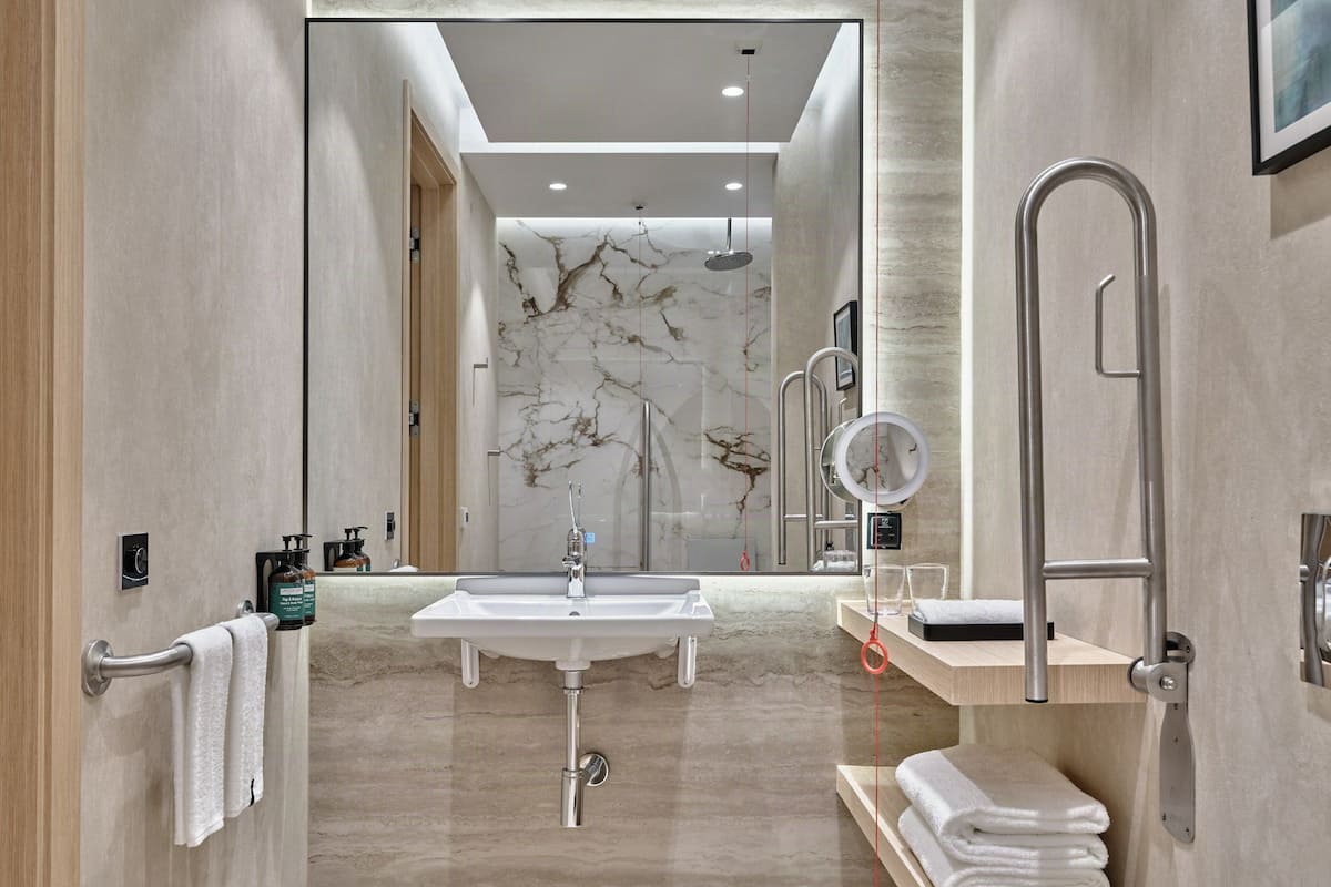 Standardzimmer, 1 King-Bett, barrierefrei | Minibar, Zimmersafe, Schreibtisch, laptopgeeigneter Arbeitsplatz