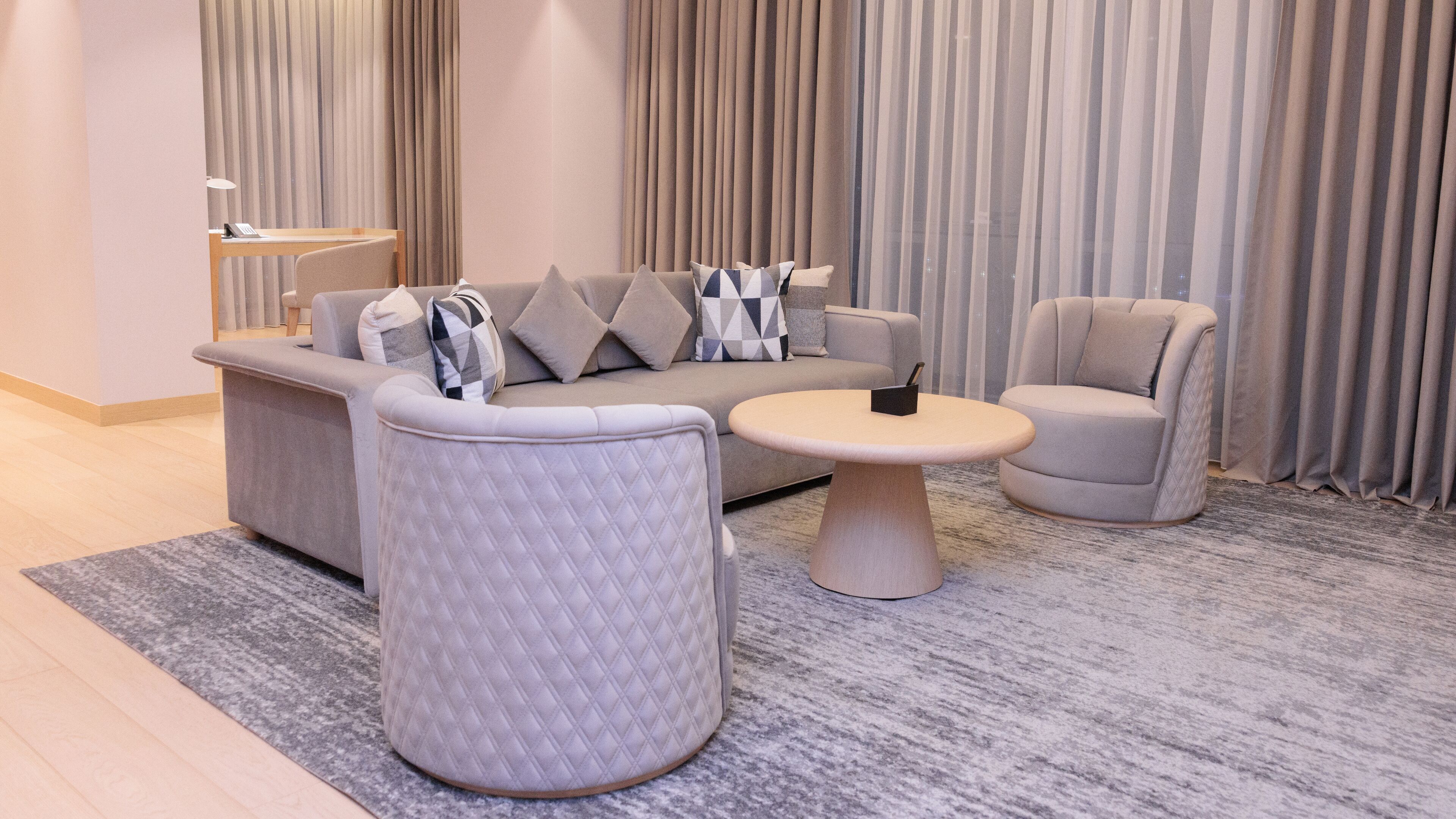 Suite (AMBASSADOR) | Oppholdsområde | En 46-tommers LED-TV med digitale kanaler