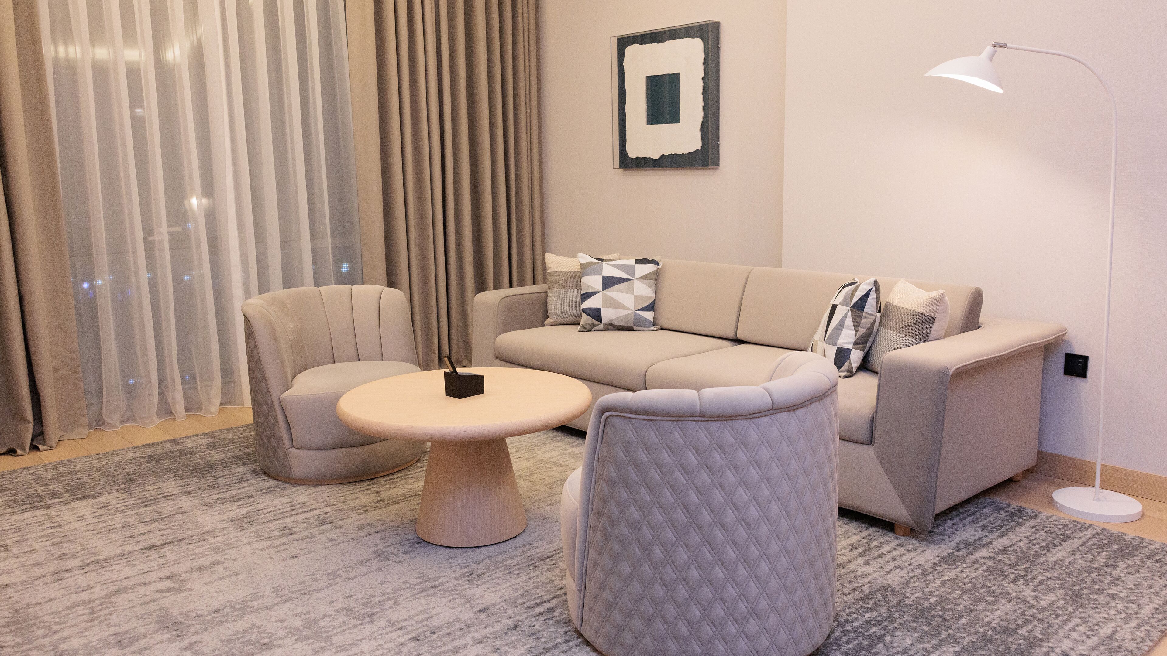 Suite (DUSHANBE) | Oppholdsområde | En 46-tommers LED-TV med digitale kanaler