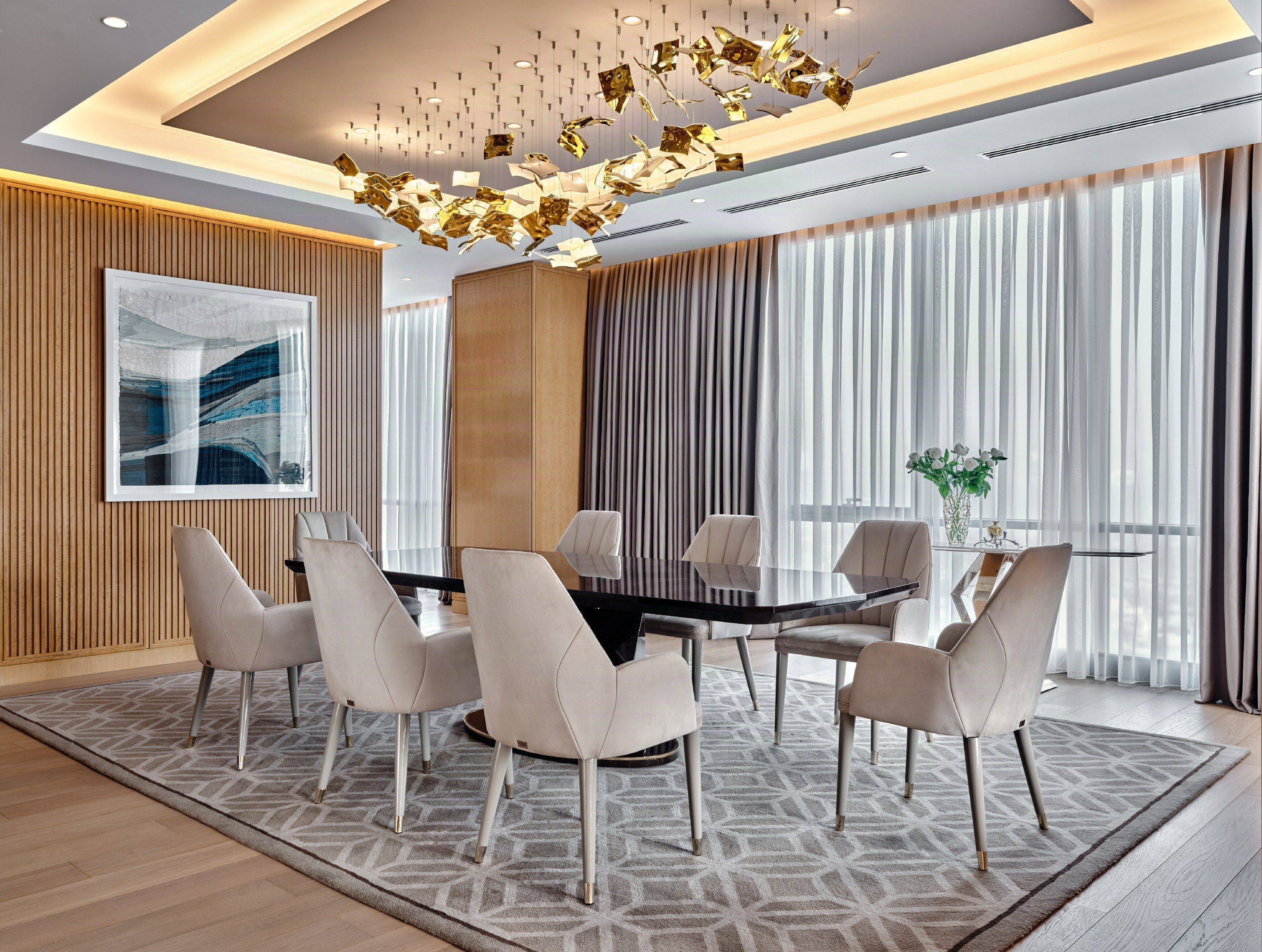 Suite presidencial | Minibar, caja de seguridad en la habitación y escritorio 