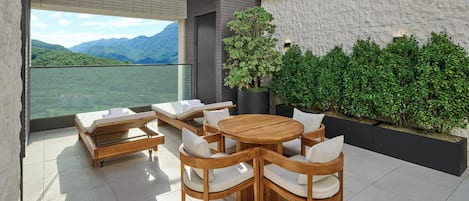 Hypo-allergenic bedding, minibar, in-room safe, blackout drapes