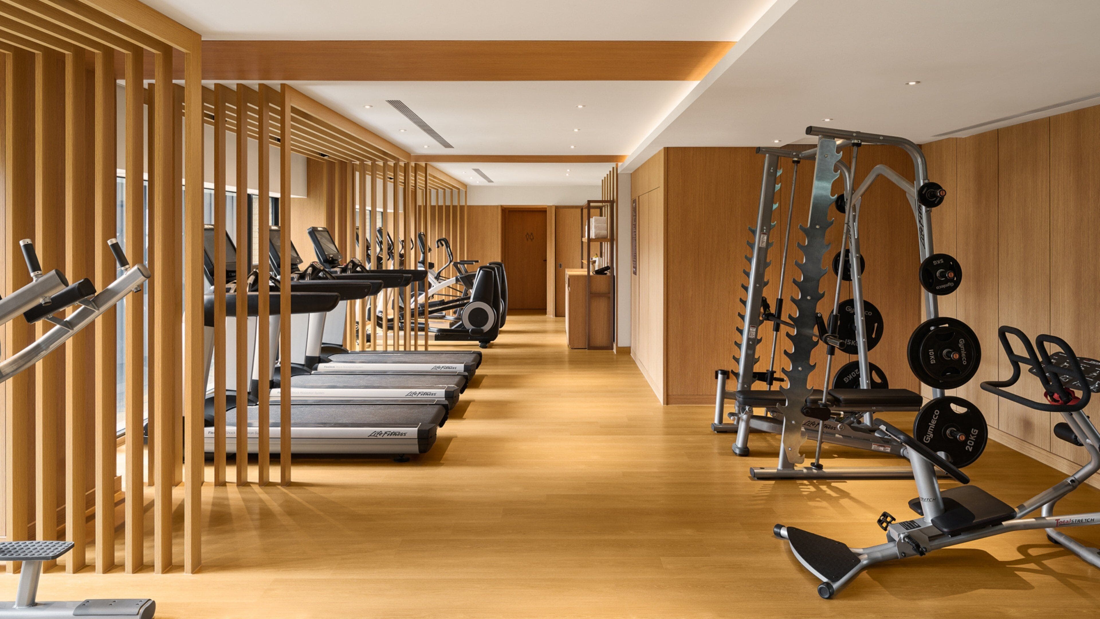 Een sportschool met loopbanden, elliptische trainers en krachtherinneringen.